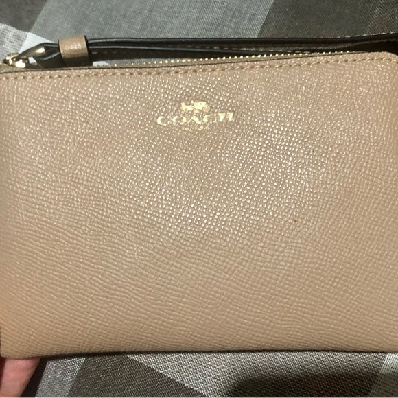 Coach - Picture 2 of 9